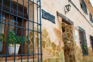 un edificio con un cartel en el costado en Casa Rural Las Tejas, en El Picazo