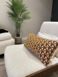 Χώρος καθιστικού στο 1 BR Luxury Apt by AJ Aljada +15 φωτογραφίες