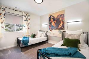 une chambre avec deux lits et un tableau au mur dans l'établissement The Rock Trail House+Renovated+Modern+Fireplace+EV+Nice Yard, à Flagstaff