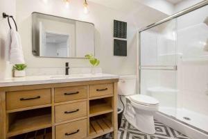 une salle de bain avec toilettes, lavabo et douche dans l'établissement The Rock Trail House+Renovated+Modern+Fireplace+EV+Nice Yard, à Flagstaff 38 autres photos