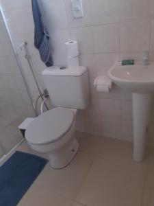 een witte badkamer met een toilet en een wastafel bij Casa Cabo Frio - Praia do Foguete in Cabo Frio