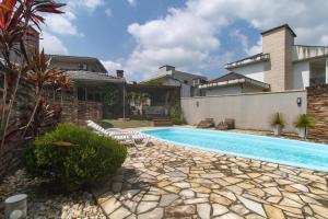 Bazén v ubytování Casa c piscina, churrasq e Wi-Fi, lazer completo nebo v jeho okolí