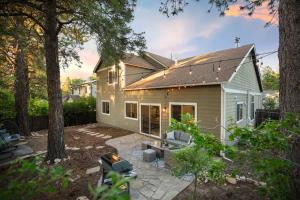 ein Haus mit einer Terrasse davor in der Unterkunft The Rock Trail House+Renovated+Modern+Fireplace+EV+Nice Yard in Flagstaff