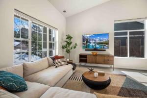 A seating area at The Rock Trail House+Renovated+Modern+Fireplace+EV+Nice Yard