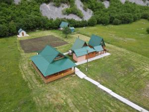 una vista sul tetto di una casa con tetto verde di Apartman Kurjak a Šavnik