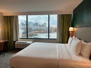 เตียงในห้องที่ Clarion Hotel Nashville Downtown - Stadium