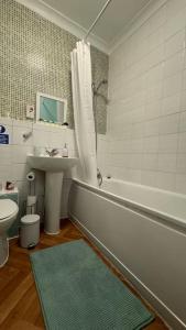 Bathroom sa Flat in the heart of Camden Town