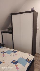 سرير أو أسرّة في غرفة في Apartmán na Šumavě