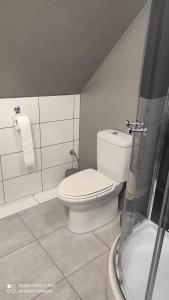 حمام في Apartmán na Šumavě