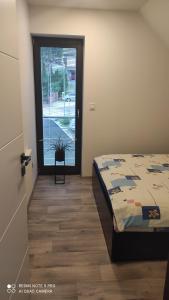 سرير أو أسرّة في غرفة في Apartmán na Šumavě