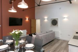 ウェルズにあるStrawberry Line, Apartment 1のテーブルとソファのあるダイニングルーム