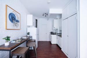 cocina con armarios blancos y encimera de madera en 83-2FE UES Central Park Newly Furnished Studio en Nueva York