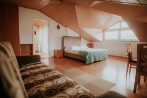 1 dormitorio con 1 cama en una habitación con ático en Wiking en Jastrzębia Góra