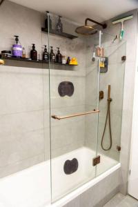 Gallery image of A new 2BR apartment. Close to TLV trains. in Ramat Gan