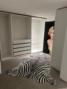 a room with a zebraebra rug on the floor at Beekzicht in Haaksbergen