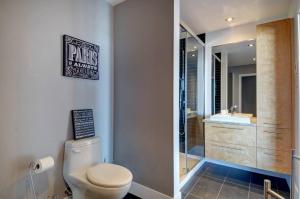 ein Bad mit einem WC und einem Waschbecken in der Unterkunft Les Immeubles Charlevoix - 760-212 in Québec