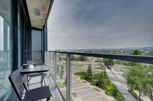 einen Balkon mit einem Tisch und Stühlen sowie Aussicht in der Unterkunft Les Immeubles Charlevoix - 760-212 in Québec