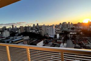 Blick auf die Stadt vom Balkon eines Gebäudes in der Unterkunft Apartamento inteiro aconchegante, ótima localização! in Osasco