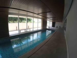 ein großer Pool in einem Gebäude in der Unterkunft Apartamento inteiro aconchegante, ótima localização! in Osasco