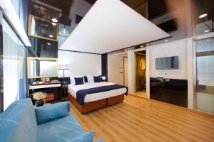 sypialnia z łóżkiem i kanapą w pokoju w obiekcie Continent Hotel Atasehir w Stambule