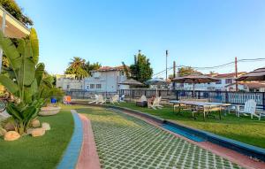 a backyard with a pool with a table and chairs at ITH Santa Barbara Surf Hostel in Santa Barbara