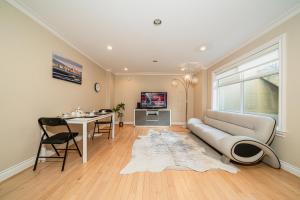uma sala de estar com um sofá e uma mesa em 38-Villa plus mt ocean & City view em Vancouver