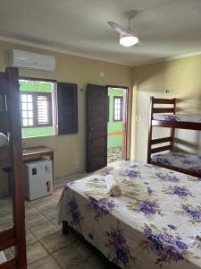 1 dormitorio con 1 cama y 2 literas en Pousada Escape en Barra Nova