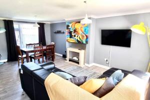 a living room with a couch and a tv at King Or Twin Bed In Stylish Home in Nottingham
