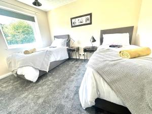 a bedroom with two beds and a window at King Or Twin Bed In Stylish Home in Nottingham