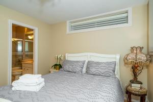 um quarto com uma cama branca com uma janela e uma janela em 38-Villa plus mt ocean & City view em Vancouver