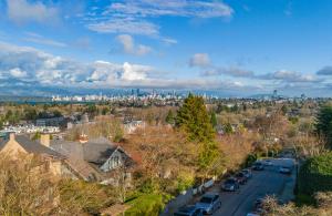 uma vista para uma cidade com um horizonte da cidade em 38-Villa plus mt ocean & City view em Vancouver