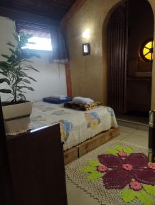 um quarto com duas camas e um vaso de plantas em Hospedagem San Gonzales em Sorocaba