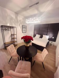 1 dormitorio con 1 cama, mesa y sillas en Wohngut-Appartement 50qm 2, Zimmer für max 5 Pers inklusive Parkplatz, en Hagen