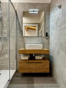 a bathroom with a sink and a mirror at Apartamentos centro I.II in El Barraco