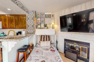 sala de estar con TV y chimenea en Timberbrook #110B, en Brian Head