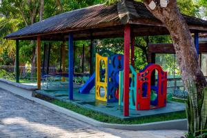 een speeltuin in een park met een tuinhuisje bij Hotel Pousada do Buriti in Barreirinhas