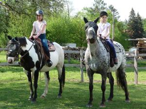 duas crianças a cavalo num campo em Stodola Svatý Štěpán em Bylnice