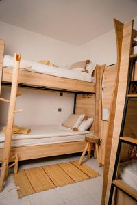 アガディールにあるSoul Surf Houseの二段ベッド2組とはしごが備わる客室です。