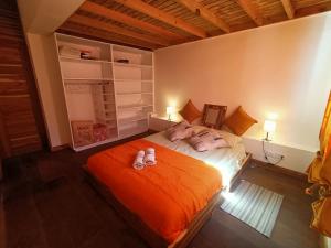 een slaapkamer met een bed met slippers erop bij Appartement Mariquita in Las Terrenas