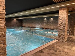une grande piscine intérieure dans un bâtiment dans l'établissement Cosy studio for 4 near ski lift, HAMEAU C13, à Les Collons