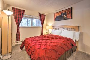 1 dormitorio con cama roja y ventana en Incline Village Condo with Deck 1 Mi to Lake Tahoe, en Incline Village