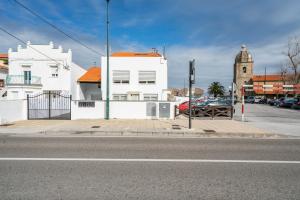 un bâtiment blanc sur le côté d'une rue dans l'établissement Piratas y Sirenas, à Suances