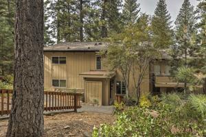 una casa en el bosque con una valla en Incline Village Condo with Deck 1 Mi to Lake Tahoe, en Incline Village