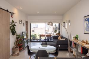 NEW Cute Napoles Condo Private Terrace Smart TV في مدينة ميكسيكو: غرفة معيشة مع أريكة وطاولة