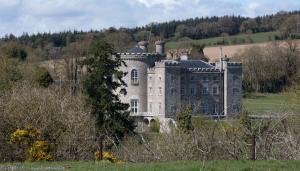 un vecchio castello in cima a una collina di Rock Farm Slane - Glamping a Slane