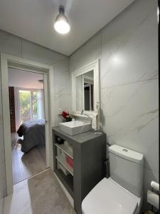 a bathroom with a sink and a toilet at Kunz Haus Um Refúgio Aconchegante na Natureza! in Nova Petrópolis