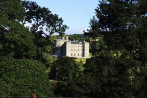 un castello in cima a una collina con alberi di Rock Farm Slane - Glamping a Slane