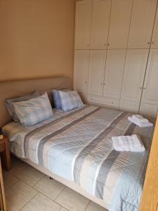 A bed or beds in a room at Alexandra's Cozy Sea View Apartment