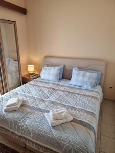 A bed or beds in a room at Alexandra's Cozy Sea View Apartment