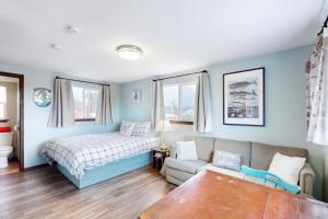 sala de estar con cama y sofá en Breakwater Inn - Shoalwater Cottage #E en Grayland